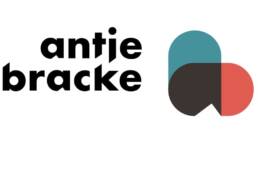 logo Antje Bracke met rode en blauwe afgeronde rechthoeken die dwars op elkaar staan en elkaar zwart kleuren met hoek uit onderaan