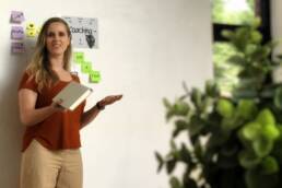 Antje Bracke geeft een opleiding met opleidingsmateriaal in de hand