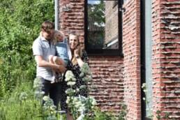 Antje Bracke met haar man en dochter bij hun huis en tuin in Destelbergen bij Gent, foto door Leen Gyselinck https://www.leengyselinck.com/