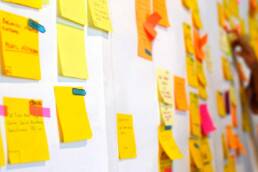 whiteboard met post-its