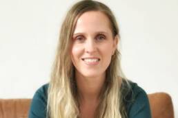Antje zit in de zetel met glimlach