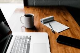 Antje Bracke is beschikbaar tot drie dagen per week vanaf april 2021 om CEO's en HR-managers te helpen met interim HR management of HR-proces verbetering. hoto by Andrew Neel on Unsplash